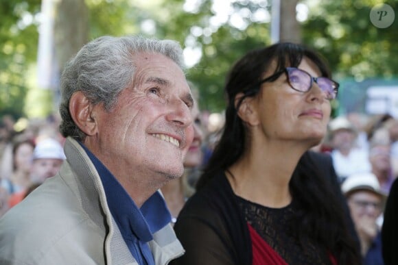 Claude Lelouch et sa compagne Valérie Perrin lors de la 20e édition de "La Forêt des livres" à Chanceaux-près-Loches, le 30 août 2015
