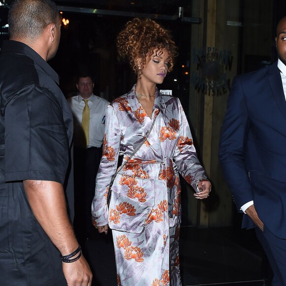 Rihanna quitte le restaurant American Whiskey à New York, le 29 août 2015.