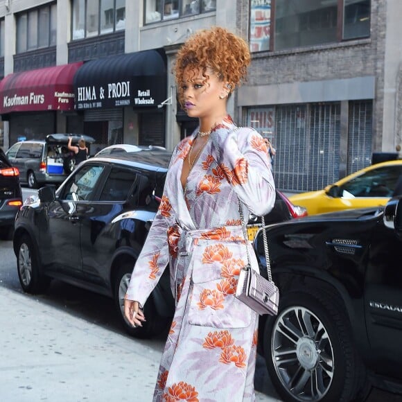 Rihanna arrive au restaurant American Whiskey à New York, le 28 août 2015.