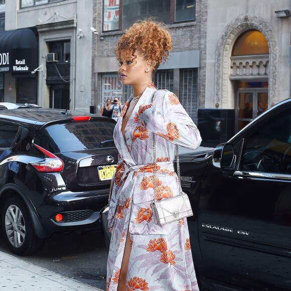 Rihanna arrive au restaurant American Whiskey à New York, le 28 août 2015.