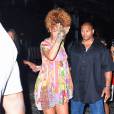 Rihanna quitte l'Opus Lounge &agrave; New York, habill&eacute;e d'une robe Jeremy Scott et de sandales Pierre Hardy (mod&egrave;le Majorelle). Le 29 ao&ucirc;t 2015. 