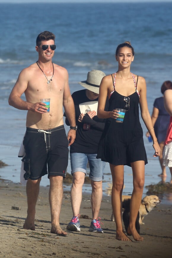 Robin Thicke, sa nouvelle compagne April Love Geary et son Julian sur une plage de Malibu, Los Angeles, le 30 août 2015