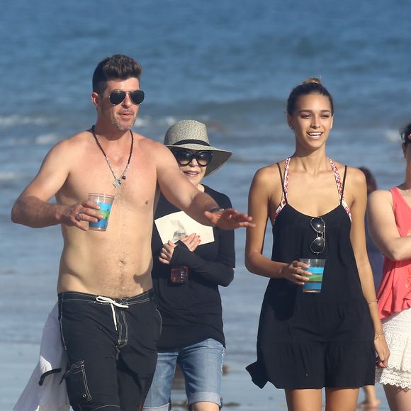 Robin Thicke, sa nouvelle compagne April Love Geary et son Julian sur une plage de Malibu, Los Angeles, le 30 août 2015