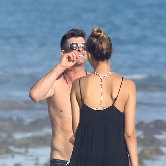 Robin Thicke, sa nouvelle compagne April Love Geary et son Julian sur une plage de Malibu, Los Angeles, le 30 août 2015