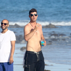 Robin Thicke, sa nouvelle compagne April Love Geary et son Julian sur une plage de Malibu, Los Angeles, le 30 août 2015