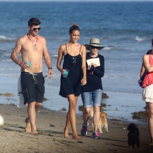 Robin Thicke, sa nouvelle compagne April Love Geary et son Julian sur une plage de Malibu, Los Angeles, le 30 août 2015