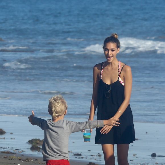 Robin Thicke, sa nouvelle compagne April Love Geary et son Julian sur une plage de Malibu, Los Angeles, le 30 août 2015