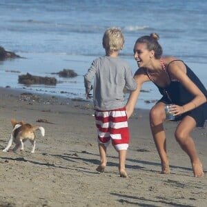 Robin Thicke, sa nouvelle compagne April Love Geary et son Julian sur une plage de Malibu, Los Angeles, le 30 août 2015