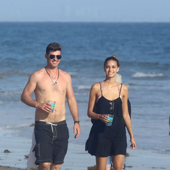 Robin Thicke, sa nouvelle compagne April Love Geary et son Julian sur une plage de Malibu, Los Angeles, le 30 août 2015