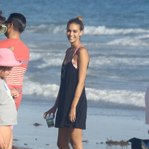 Robin Thicke, sa nouvelle compagne April Love Geary et son Julian sur une plage de Malibu, Los Angeles, le 30 août 2015