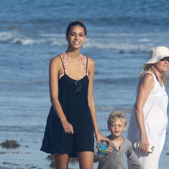 Robin Thicke, sa nouvelle compagne April Love Geary et son Julian sur une plage de Malibu, Los Angeles, le 30 août 2015