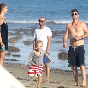 Robin Thicke, sa nouvelle compagne April Love Geary et son Julian sur une plage de Malibu, Los Angeles, le 30 août 2015