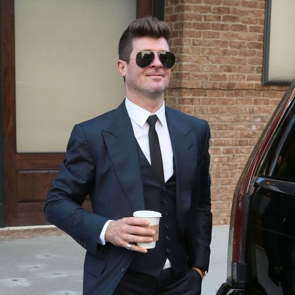 Robin Thicke sort d'un immeuble à New York, le 26 août 2015, pour aller monter dans une voiture