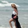 Exclusif - L'actrice AnnaLynne McCord se promène sur une plage à Los Angeles, le 26 août 2015.