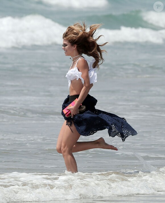 Exclusif - AnnaLynne McCord, jupe remontée, court dans l'eau de la plage à Los Angeles, le 26 août 2015.