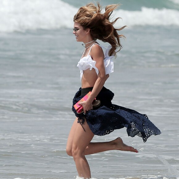 Exclusif - AnnaLynne McCord, jupe remontée, court dans l'eau de la plage à Los Angeles, le 26 août 2015.