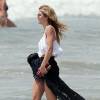 Exclusif - AnnaLynne McCord se promène sur une plage à Los Angeles, le 26 août 2015.