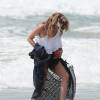 Exclusif - AnnaLynne McCord profite d'un après-midi ensoleillé sur une plage à Los Angeles, le 26 août 2015.