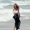 Exclusif - AnnaLynne McCord se promène sur une plage à Los Angeles, le 26 août 2015.