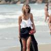 Exclusif - La sexy AnnaLynne McCord se balade sur une plage à Los Angeles, le 26 août 2015.