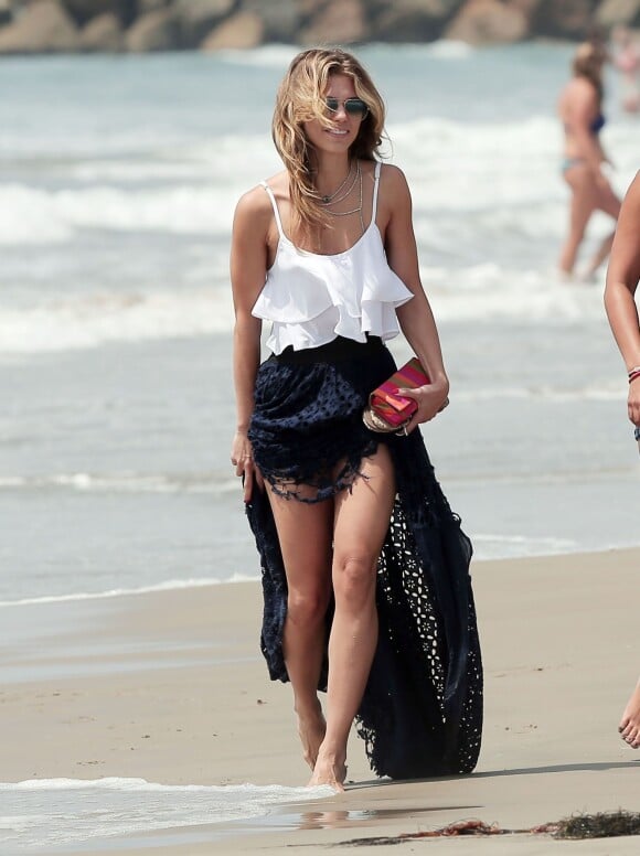 Exclusif - La sexy AnnaLynne McCord se balade sur une plage à Los Angeles, le 26 août 2015.