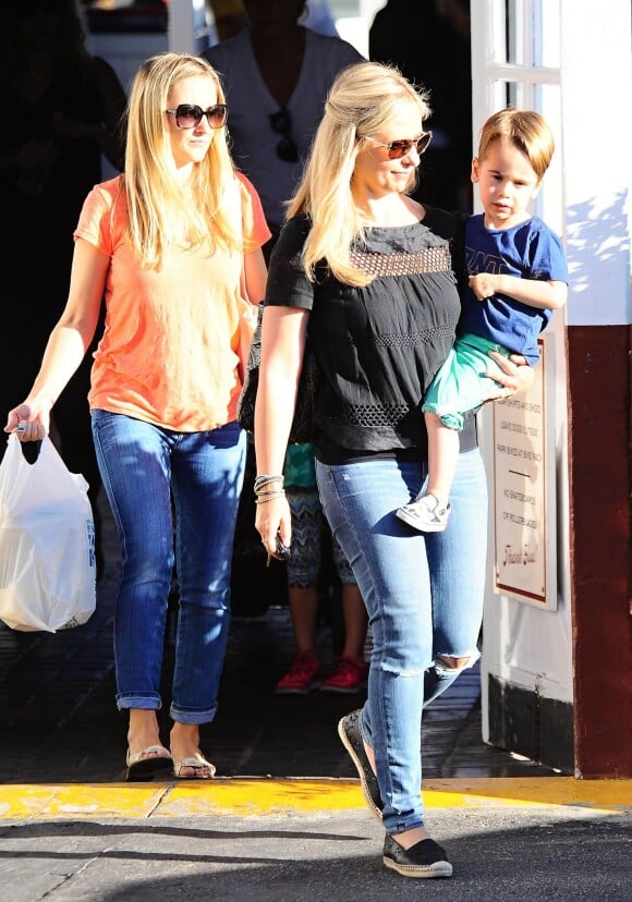 Sarah Michelle Gellar à la sortie du Brentwood Country Mart avec ses enfants Charlotte et Rocky, le 13 août 2015.