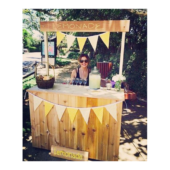 Sarah Michelle Gellar et son stand de limonade / photo postée sur le compte Instagram de l'actrice américaine.
