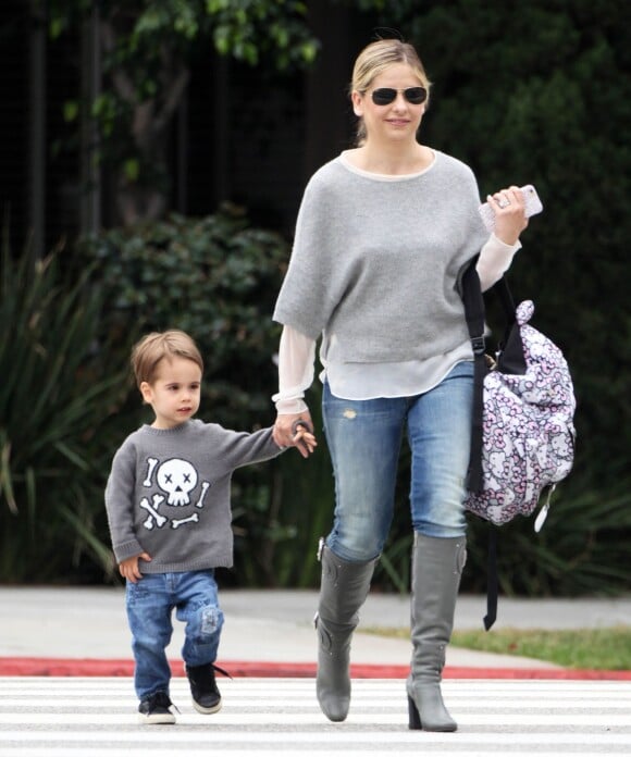 Exclusif - Sarah Michelle Gellar se promène avec son fils Rocky dans les rues de Santa Monica, le 6 mai 2015