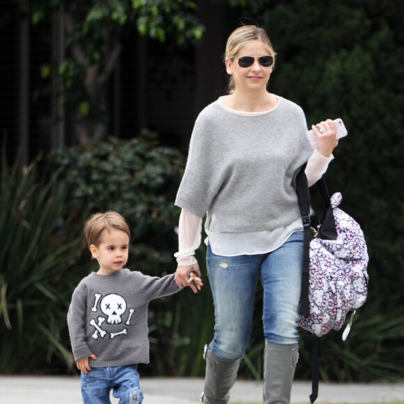 Exclusif - Sarah Michelle Gellar se promène avec son fils Rocky dans les rues de Santa Monica, le 6 mai 2015