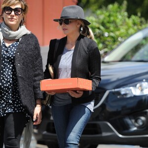 Sarah Michelle Gellar se rend au Brentwood Country Mart, le 7 avril 2015.