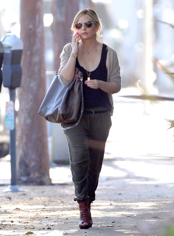 Sarah Michelle Gellar au téléphone dans les rues de Brentwood, le 10 février 2015.