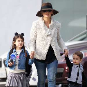 Sarah Michelle Gellar se promène avec ses enfants Charlotte et Rocky à Santa Monica, le 15 décembre 2014