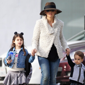 Sarah Michelle Gellar se promène avec ses enfants Charlotte et Rocky à Santa Monica, le 15 décembre 2014.