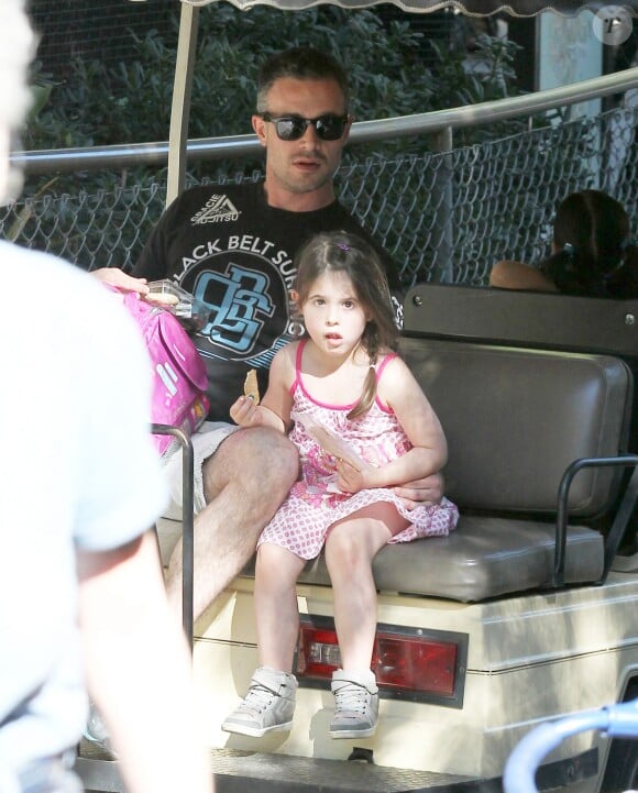 Freddie Prinze Jr. emmene sa fille Charlotte au zoo a Los Angeles, le 20 janvier 2014.