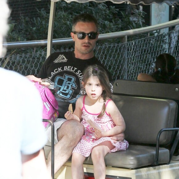 Freddie Prinze Jr. emmene sa fille Charlotte au zoo a Los Angeles, le 20 janvier 2014.