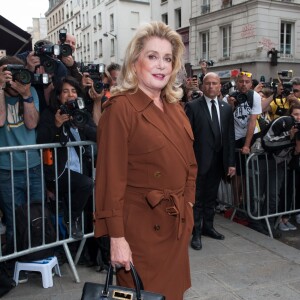 Catherine Deneuve lors du défilé Jean Paul Gaultier (collection haute couture automne-hiver 2015/2016) au 325, rue Saint-Martin. Paris, le 8 juillet 2015.