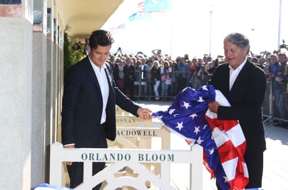 Orlando Bloom inaugure sa cabine sur les planches lors du 41e Festival du film américain de Deauville en compagnie de Philippe Augier (maire de Deauville), le 6 septembre 2015.