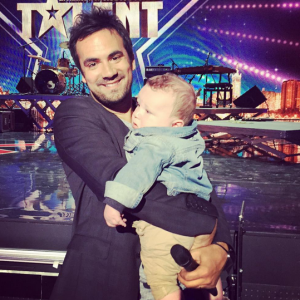 Alex Goude et son fils Elliot dans les coulisses du tournage de La France a un incroyable talent pour M6. Septembre 2015.