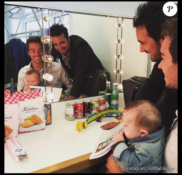 Alex Goude, son compagnon Romain et leur fils Elliot dans les coulisses du tournage de La France a un incroyable talent pour M6. Septembre 2015.