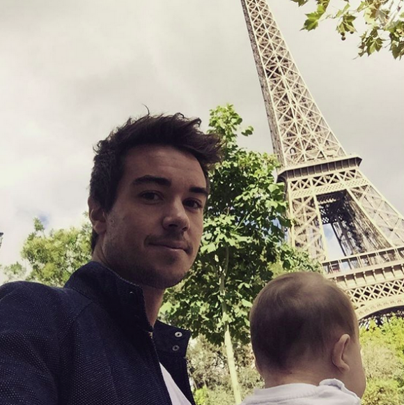 Romain, le compagnon d'Alex Goude et leur fils Elliot dans les rues de Paris. Septembre 2015.