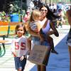 Kourtney Kardashian fait du shopping avec ses enfants Mason et Penelope et une amie à Malibu, le 7 septembre 2015.