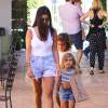 Kourtney Kardashian fait du shopping avec ses enfants Mason et Penelope et une amie à Malibu, le 7 septembre 2015.