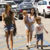 Kourtney Kardashian fait du shopping avec ses enfants Mason et Penelope et une amie à Malibu, le 7 septembre 2015.