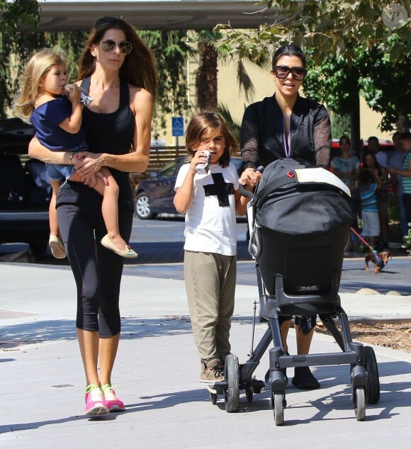 Kourtney Kardashian emmène ses enfants Mason, Penelope (portée par son amie) et Reign (en poussette) au Farmers Market à Calabasas, le 6 septembre 2015.