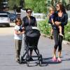 Kourtney Kardashian emmène ses enfants Mason, Penelope (portée par son amie) et Reign (en poussette) au Farmers Market à Calabasas, le 6 septembre 2015.