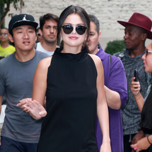 Selena Gomez et ses fans dans les rues de New York, le 20 aout 2015