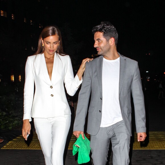 Irina Shayk en virée nocturne avec un ami après la soirée d'ouverture de Porcelanosa à New York, le 9 septembre 2015