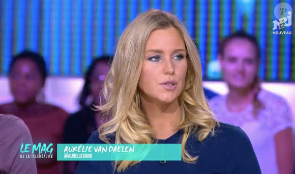 Aurélie Van Daelen, enceinte, sur le plateau du Mag de la télé-réalité sur NRJ12. Le 9 septembre 2015.