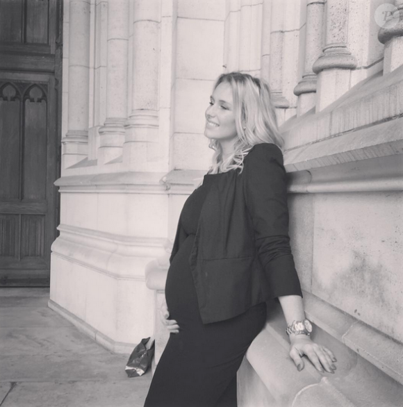 Aurélie Van Daelen sublime. Elle affiche son ventre arrondi sur Instagram . Septembre 2015.