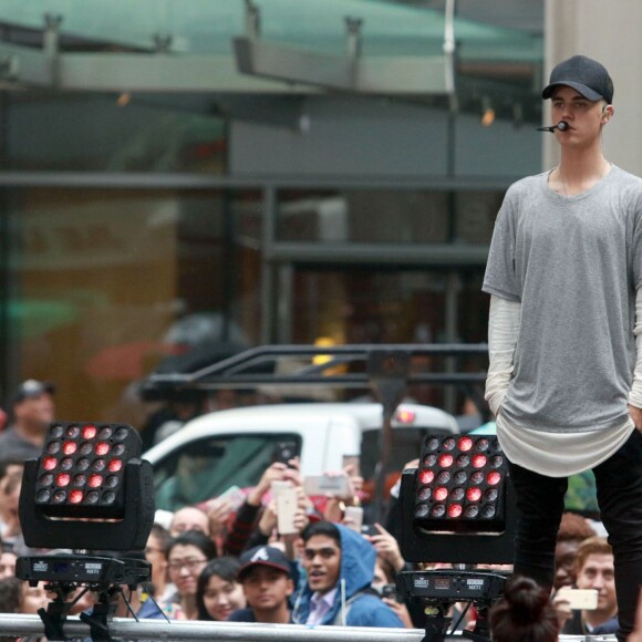 Justin Bieber (cheveux blonds platine) donne un concert sur le plateau de l'émission "Today Show" au Rockefeller Center à New York, le 10 septembre 2015.